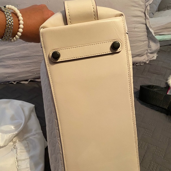 Signature Coach Bag - Picture 3 of 4